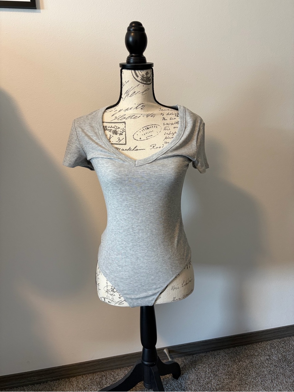 Elodie Gray V-Neck Short-Sleeve Bodysuit Size Large